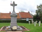 Ce monument est principalement en hommage au commandant Georges LILLEMAN,chef de Bataillon au 156e RI