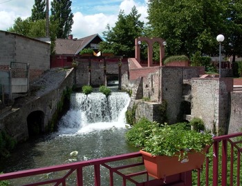 Square Bösperde Un endroit où il fait bon flâner, spécialement aménagé en l'honneur du jumelage de Maroeuil avec la ville de Menden-Bösperde en Allemagne