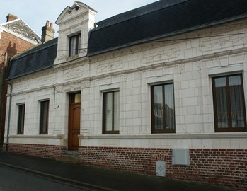 Le centre du village Pittoresque il est traversé de rues tortueuses. On peut y découvrir entre autres bel­les bâtisses, une maison de 1789 et une ferme de 1740.